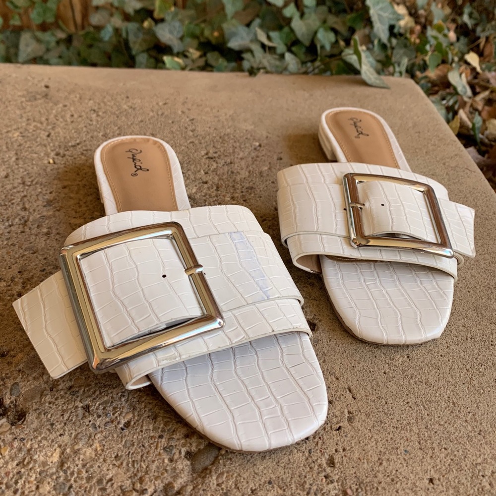 Buckle flat